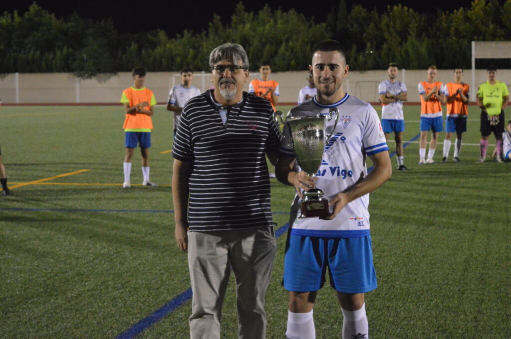 Emiliano Domínguez le entregó la copa al capitán del Miguelturreño (Foto: Diario de Miguelturra).