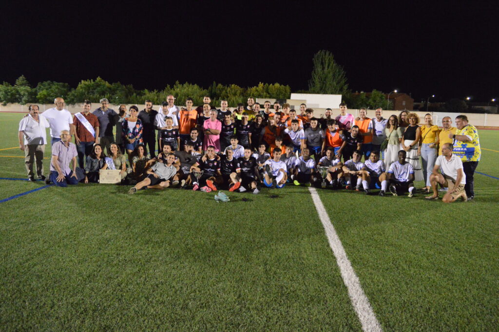 Ambos equipos posaron juntos al finalizar el partido (Foto: Diario de Miguelturra).