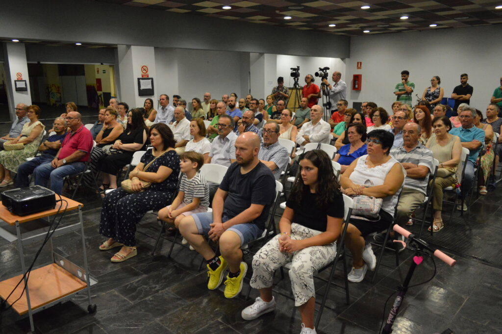 El público llenó la antesala del CERE para la presentación de esta quinta revista de investigación de Malastardes (Foto: Diario de Miguelturra).