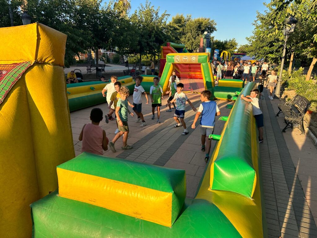 Hinchables en el Parque Doctor Fleming (Foto: Diario de Miguelturra).