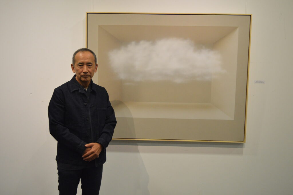 Teruhiro Ando junto a su obra 'El hueco como destino VI' (Foto: Diario de Miguelturra).