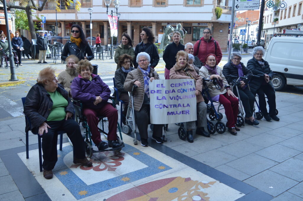 Un grupo de usuarias del Centro de Día han querido participar en este acto con motivo del 25N (Foto: Diario de Miguelturra).