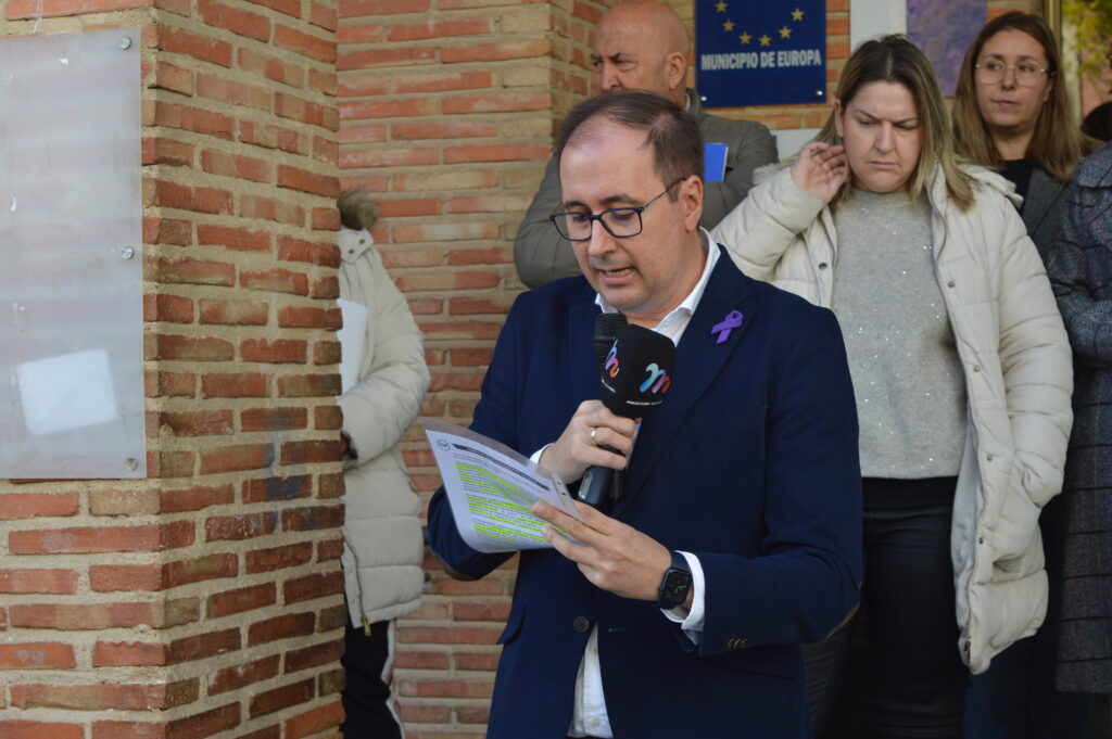 Luis Ramón Mohíno, alcalde de Miguelturra, ha dado lectura al manifiesto de este 25N (Foto: Diario de Miguelturra).