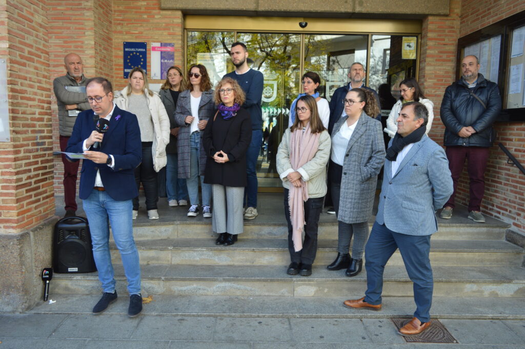 Luis Ramón Mohíno, alcalde de Miguelturra, ha dado lectura al manifiesto de este 25N (Foto: Diario de Miguelturra).