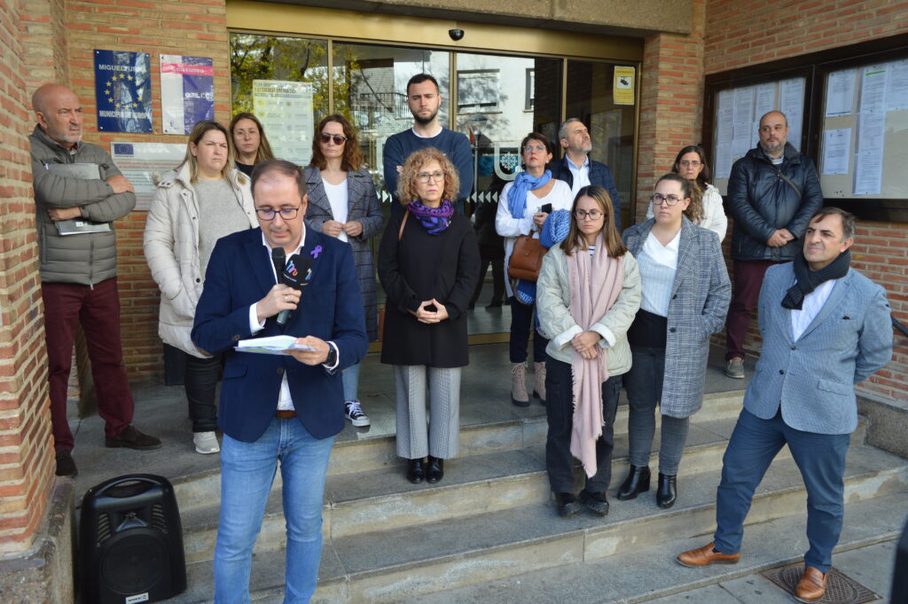 Luis Ramón Mohíno, alcalde de Miguelturra, ha dado lectura al manifiesto de este 25N (Foto: Diario de Miguelturra).