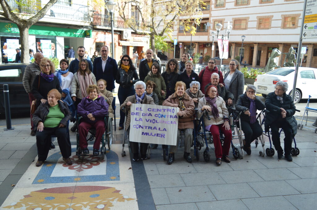 Las autoridades junto a un grupo de usuarias del Centro de Día (Foto: Diario de Miguelturra).