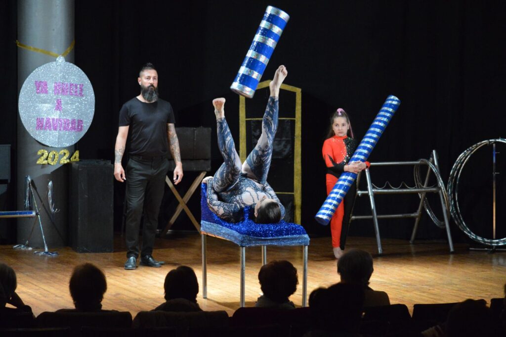 Los mayores han disfrutado de una actuación circense (Foto: Diario de Miguelturra).