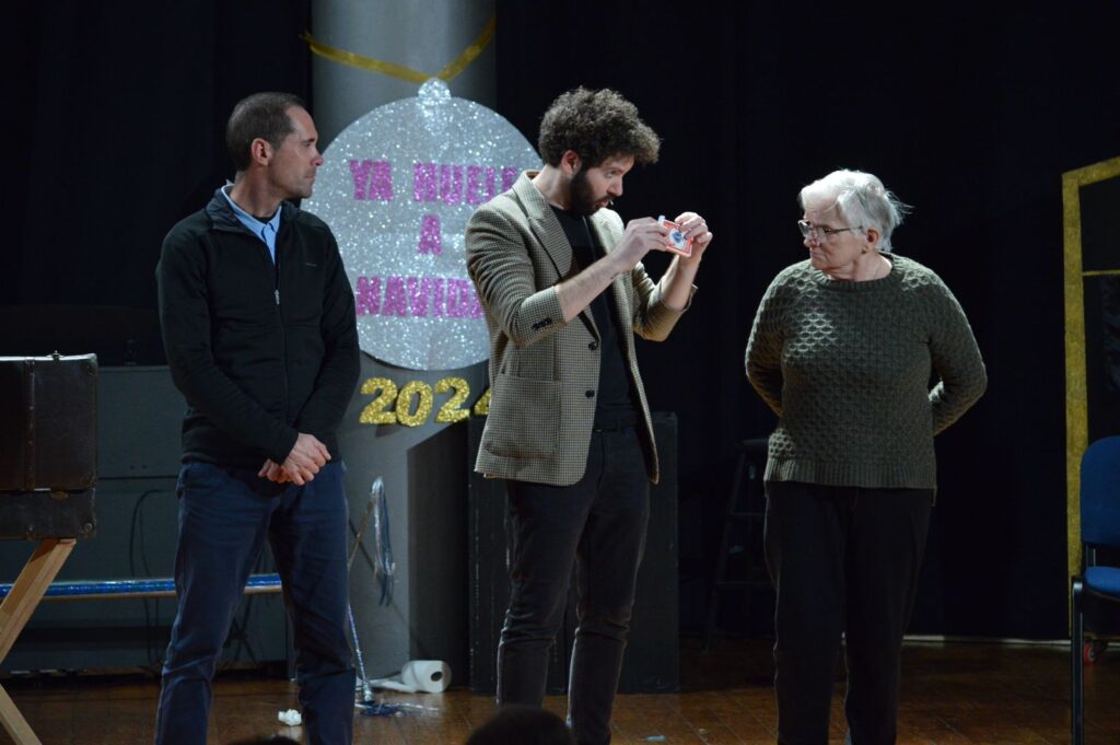 La actuación del mago Carlos Rubio ha desatado las risas de todos los presentes (Foto: Diario de Miguelturra).
