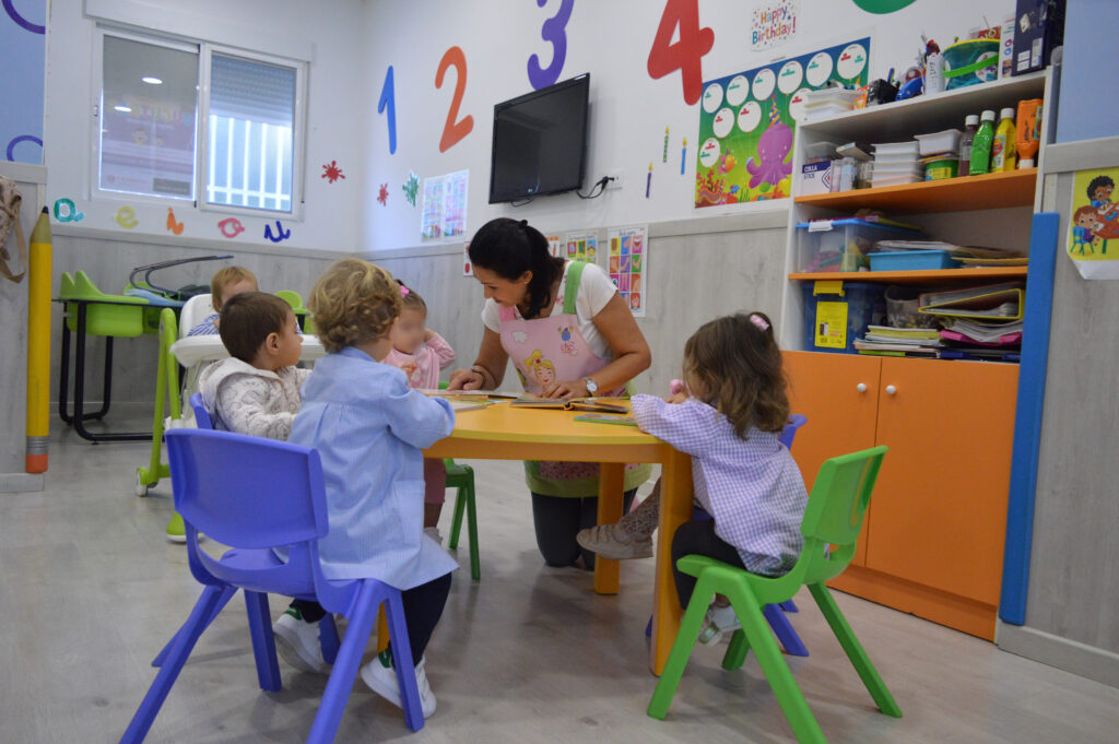 Teresa Escobar con un grupo de niños y niñas | Diario de Miguelturra