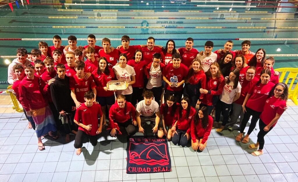 Foto de familia del Club Natación Ciudad Real, del que forman parte los nadadores churriegos.