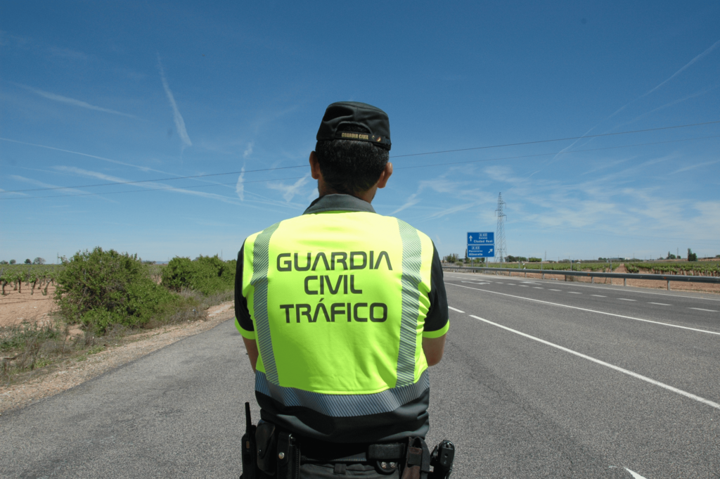 La Guardia Civil investiga al conductor de un vehículo por conducir a ...
