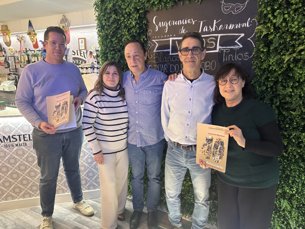 Raúl Domínguez y las Máscaras Mayores 2024 reciben el libro del Carnaval de Miguelturra (Foto: Diario de Miguelturra).