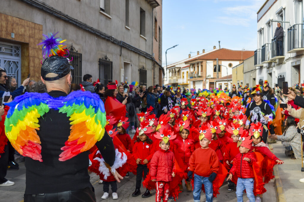 Los más pequeños abrían el desfile guiados por Tomás Muñoz (Foto: Aurora Herrero/Diario de Miguelturra).