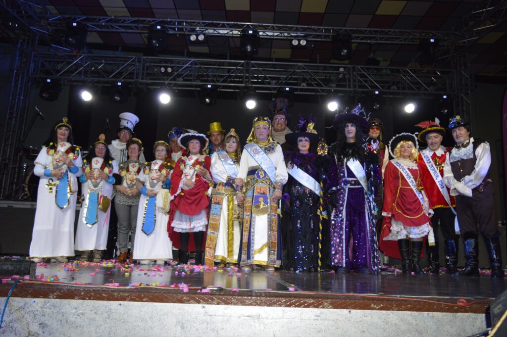 Foto de familia durante el acto de la proclamación de las Máscaras Mayores. (Foto: Aurora Herrero/Diario de Miguelturra)