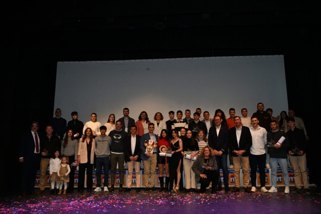 Foto de familia de todos los premiados en esta Gala Deportivos 2024 (Foto: Berna Martínez).