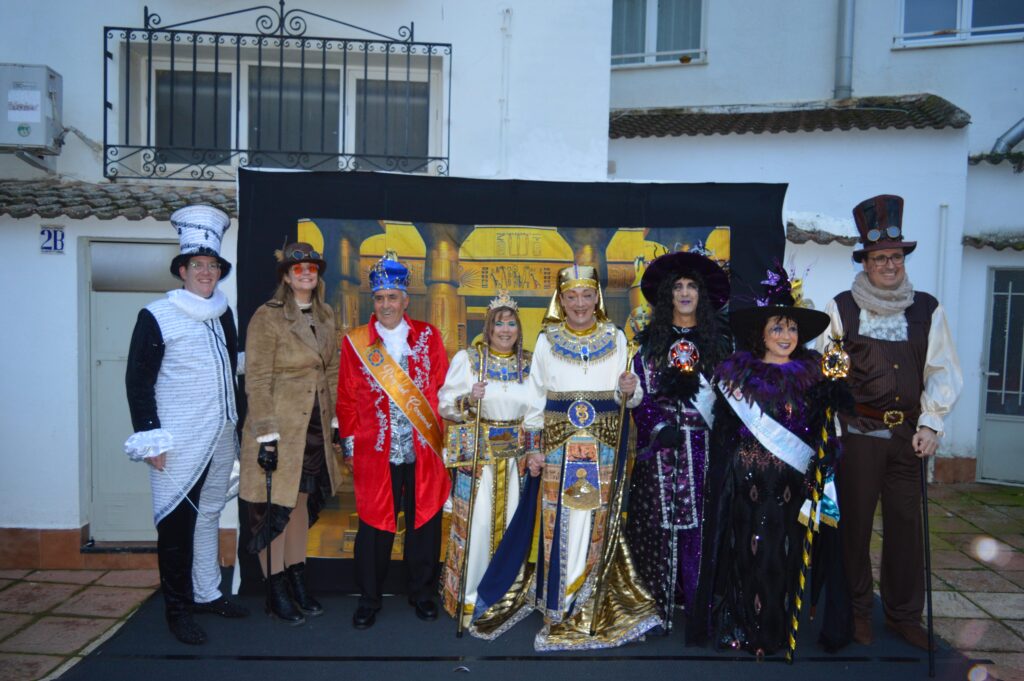 Las Máscaras Mayores entrantes y salientes posan junto a las autoridadesFoto de familia durante el acto de la proclamación de las Máscaras Mayores. (Foto: Aurora Herrero/Diario de Miguelturra)