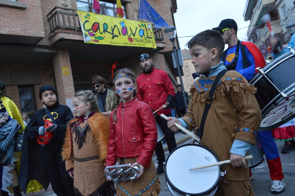 Los pequeños llena la calle de música a golpe de tambor. (Foto: Aurora Herrero/Diario de Miguelturra)