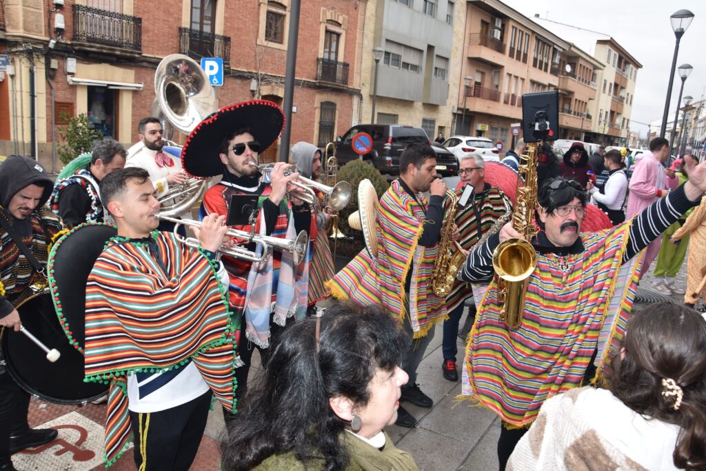 Las charangas animan el ambiente a ritmo de los mejores temas