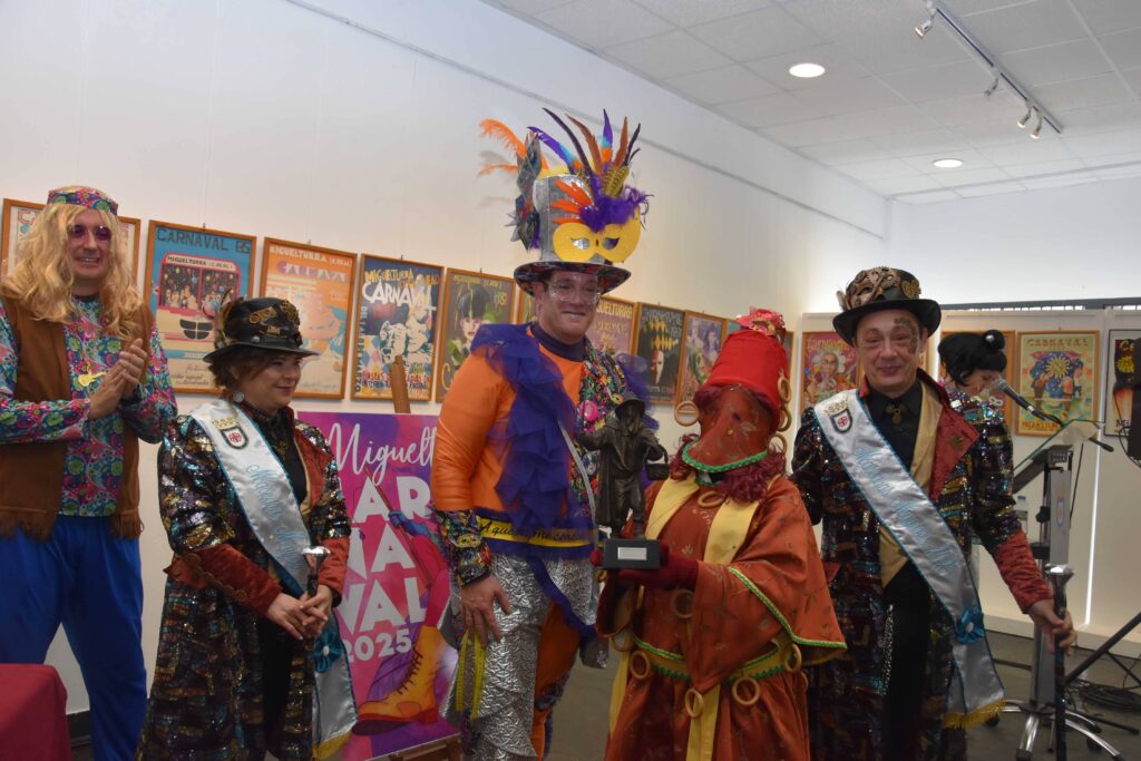 Prado Corral recoge el Alhiguí de Honor Local de manos de Raúl Domínguez y las Máscaras Mayores