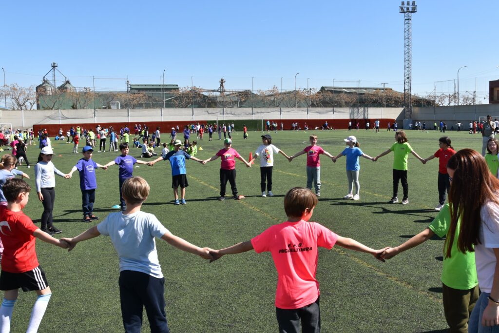 La actividad 'jugueteando' maravilla a los alumnos de los colegios