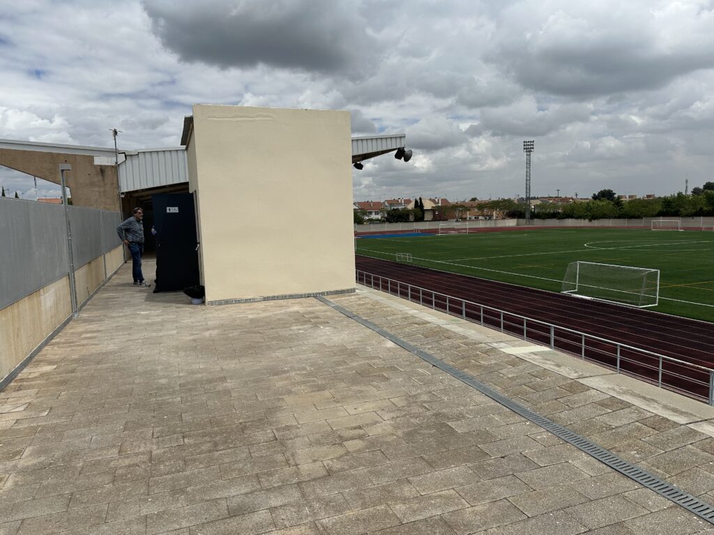Baños instalados en la parte de arriba de las gradas del Estadio Municipal (Foto: Diario de Miguelturra).