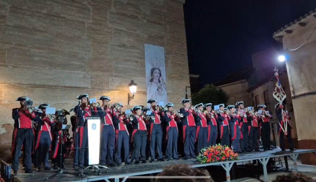 La Agrupación Musical Santo Tomás de Villanueva actuó en la Plaza de la Virgen.