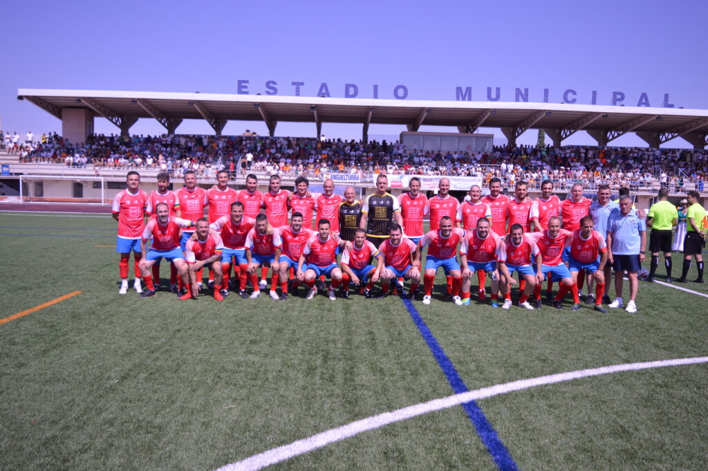 Un total de 30 exjugadores volvieron a vestir la camiseta del Miguelturreño (Foto: Fran Sánchez/Diario de Miguelturra).