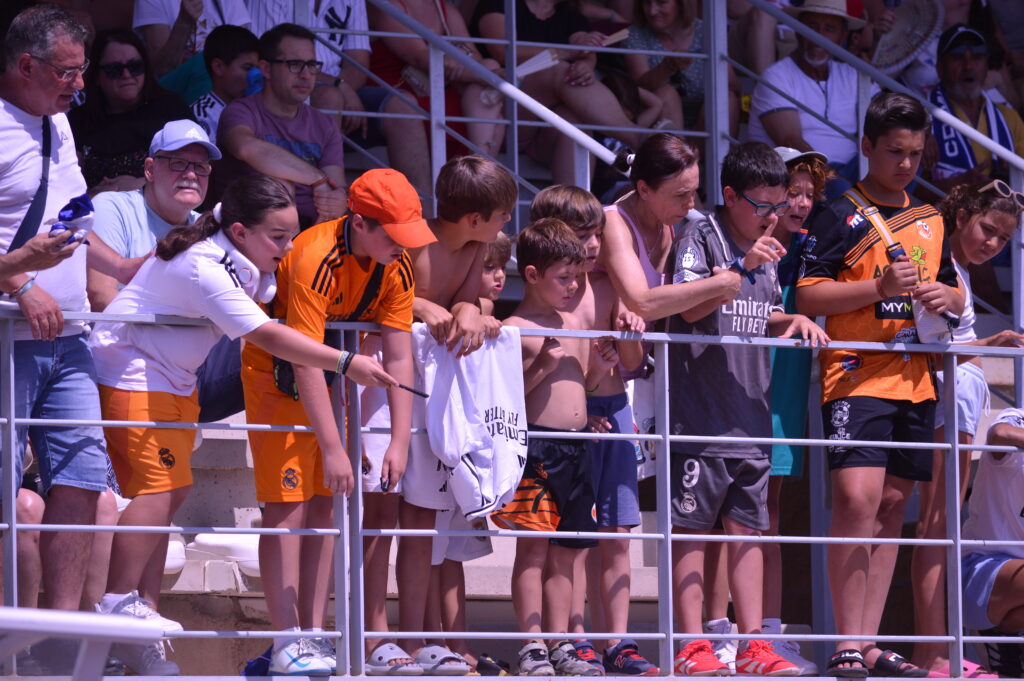 Los autógrafos y las fotos no faltaron (Foto: Fran Sánchez/Diario de Miguelturra).