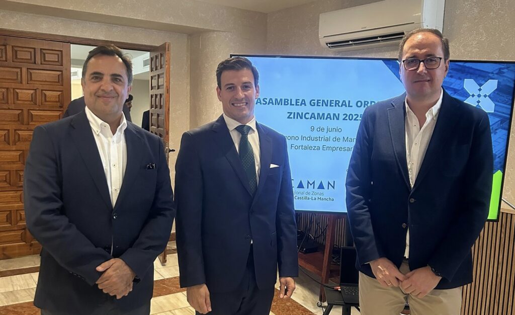 Luis Ramón Mohíno (dcha.) y Miguel Ángel García (izqda.) junto a Antonio Fernández-Pacheco.