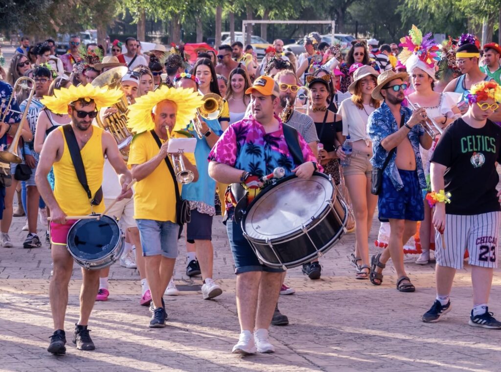 Las charangas volvieron a ser protagonistas durante toda la jornada (Foto: Enrique Ruiz Arenas).