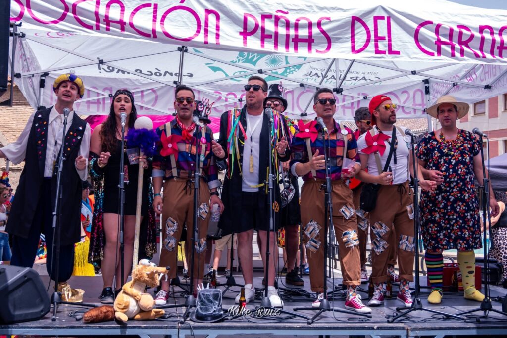 La chirigota de la Peña Los Cansaliebres fue uno de los atractivos del Carnaval de Verano 2025 (Foto: Diario de Miguelturra).