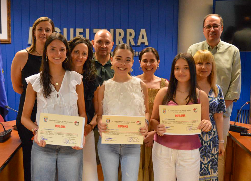 Las familias han acompañado a estas tres estudiantes durante el acto (Foto: Diario de Miguelturra).