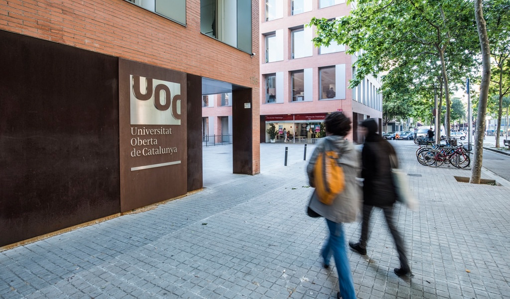 La APCR firma un convenio con la UOC para facilitar la formación de sus ...