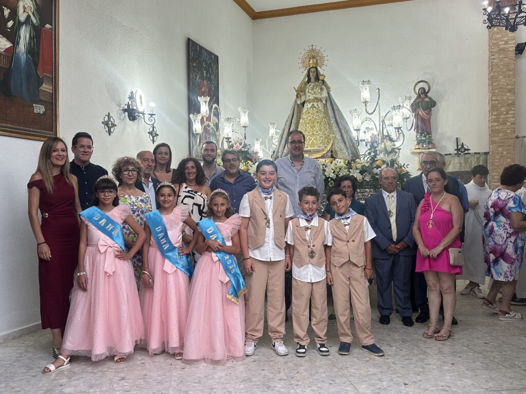 Autoridades, hermandad, damas y zagales delante de la Virgen de la Salud (Foto: Diario de Miguelturra).