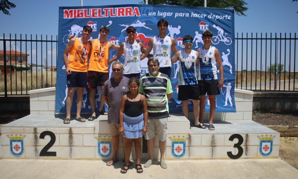 Jorge Novelli y Daniel Rodrigo (en lo más alto del podio) junto a Carlos Díaz y Rubén López, subcampeones regionales (Foto: ADV Miguelturra).