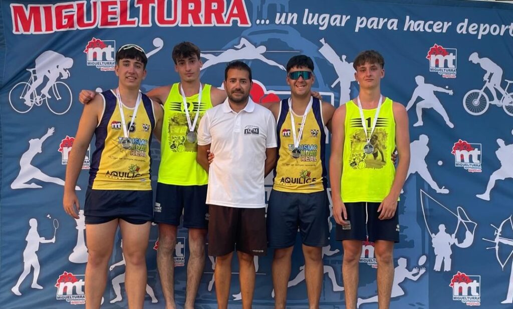 De izqda. a dcha.: Adrián López, Carlos Díaz, Jesús Nieto (entrenador), Luisfer Briñas y Pablo Casado