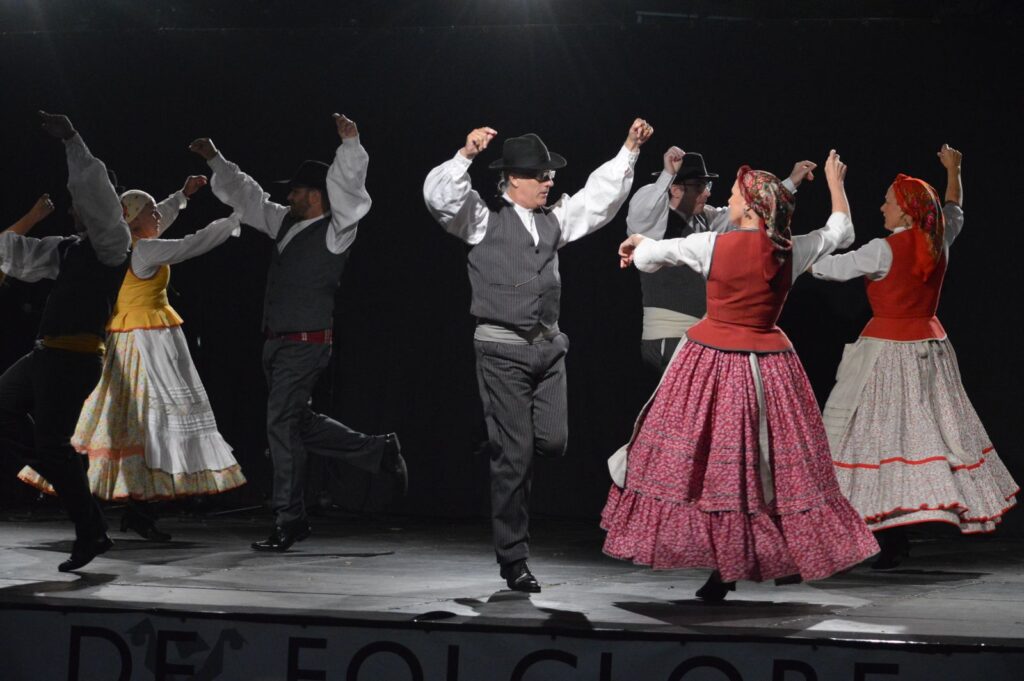 El grupo ‘Os Ventos de Comesaña’ hizo las delicias del público asistente (Foto: Diario de Miguelturra).