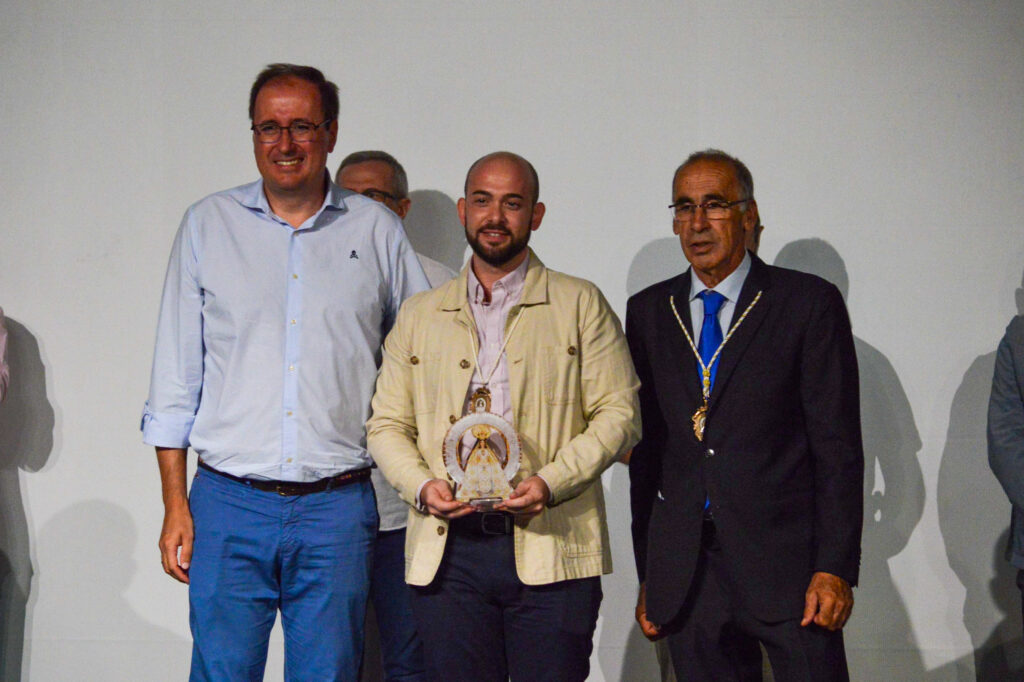Óscar Donate, mayordomo de las Banderas Gremiales, recibió este reconocimiento en nombre de todo el colectivo (Foto: Diario de Miguelturra).