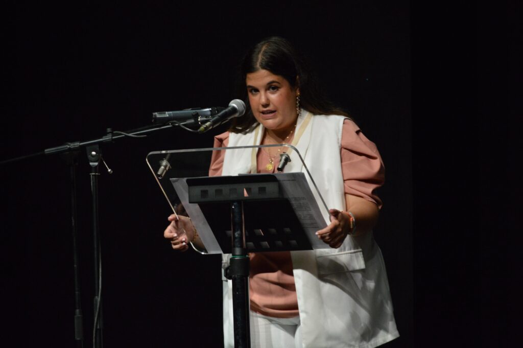Noelia Gómez presentó el acto (Foto: Diario de Miguelturra).