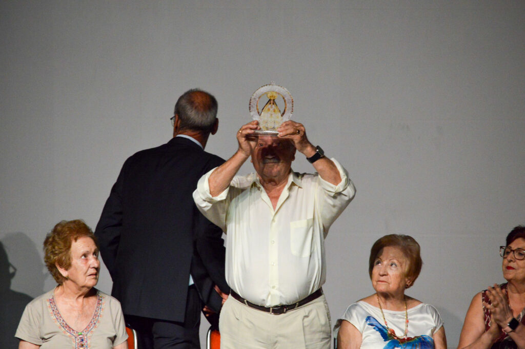 Julián Sánchez, expresidente de la Congregación, alza al cielo la imagen de la Virgen de la Estrella (Foto: Diario de Miguelturra).