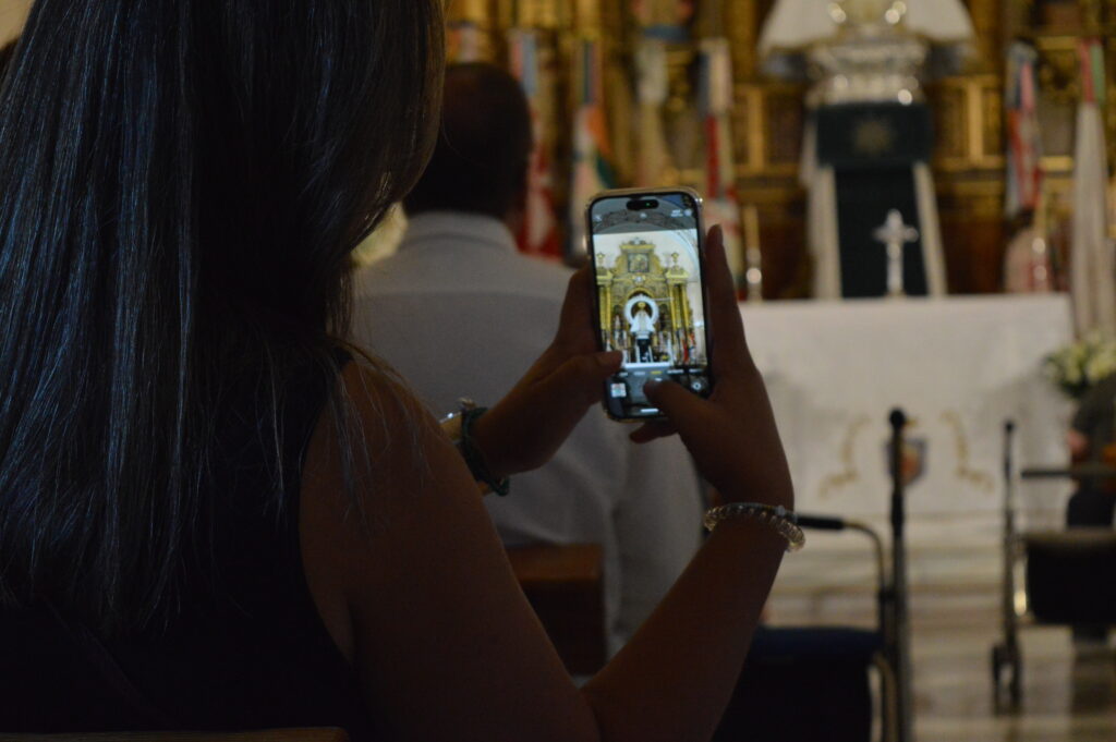 Fieles y devotos quisieron inmortalizar el momento (Foto: Diario de Miguelturra).