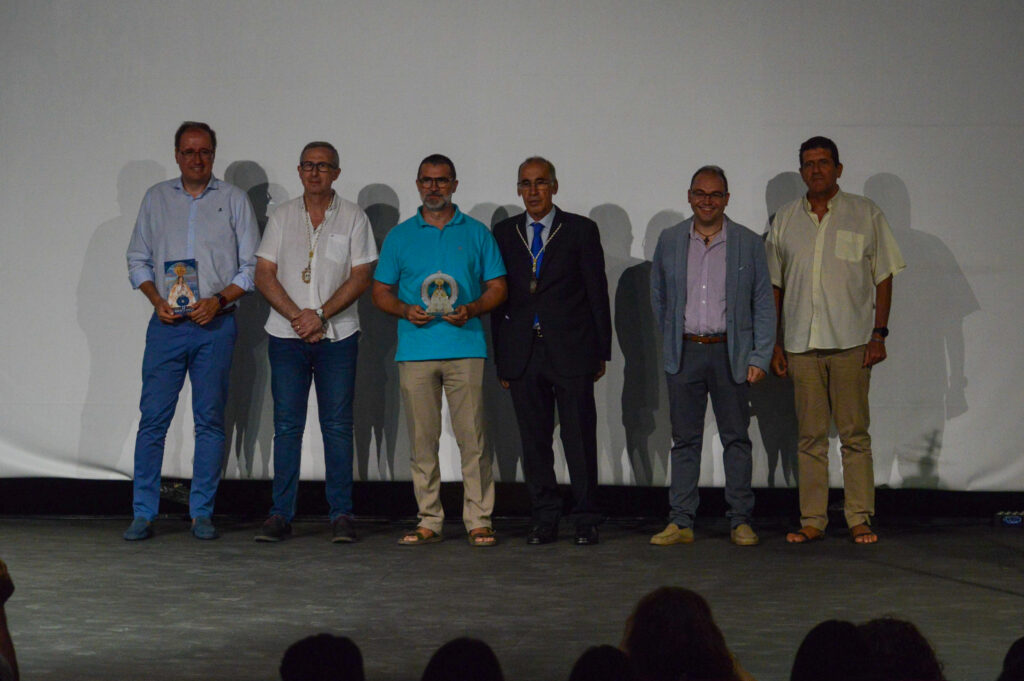 Jaime Quiralte y José Manuel Llario, párrocos de la localidad, subieron al escenario en representación de la Parroquia (Foto: Diario de Miguelturra).