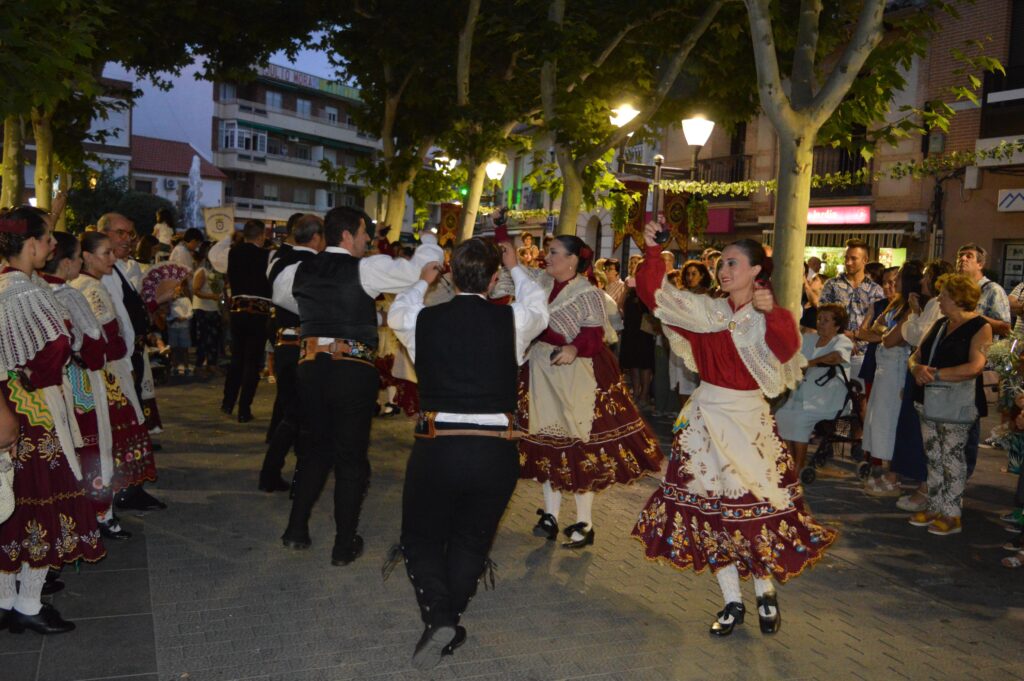 La Asociación de Coros y Danzas Nazarín actuó a las puertas de la parroquia (Foto: Diario de Miguelturra).
