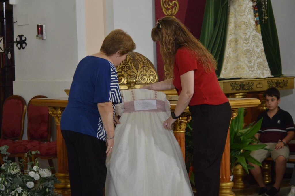 Las camareras de la Virgen recogen el vestido de comunión donado | Diario de Miguelturra