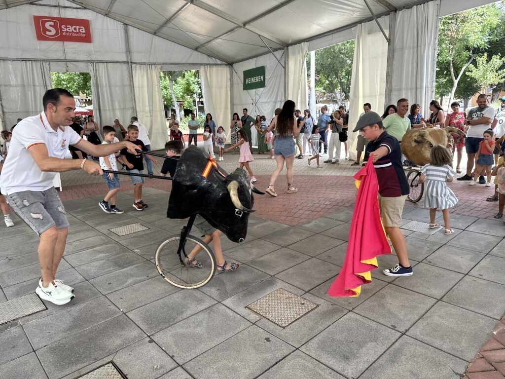 Álex ha lucido su capote en esta jornada taurina infantil (Foto: Diario de Miguelturra).