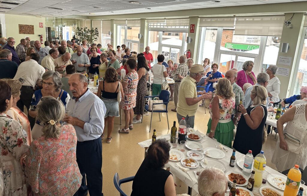 Vino y aperitivo de convivencia en el Centro de Día | Foto: Diario de Miguelturra