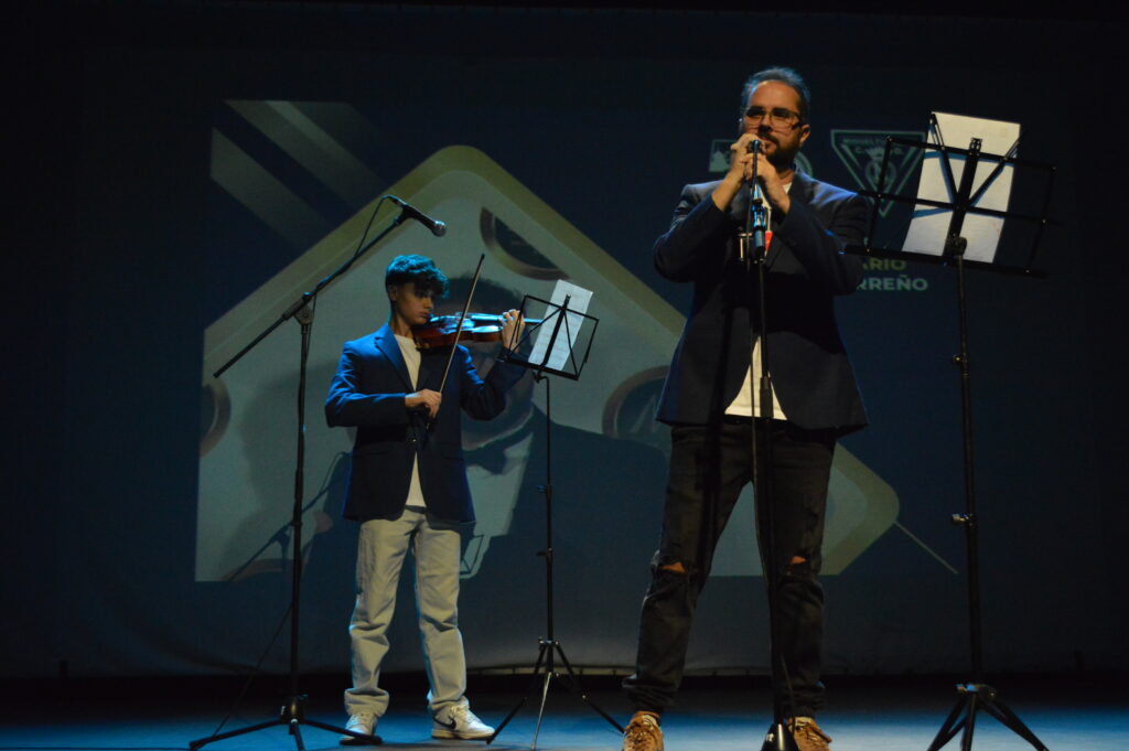 José Vicente Romero canta el himno del 50 aniversario del Miguelturreño junto a su hijo Adrián | Diario de Miguelturra