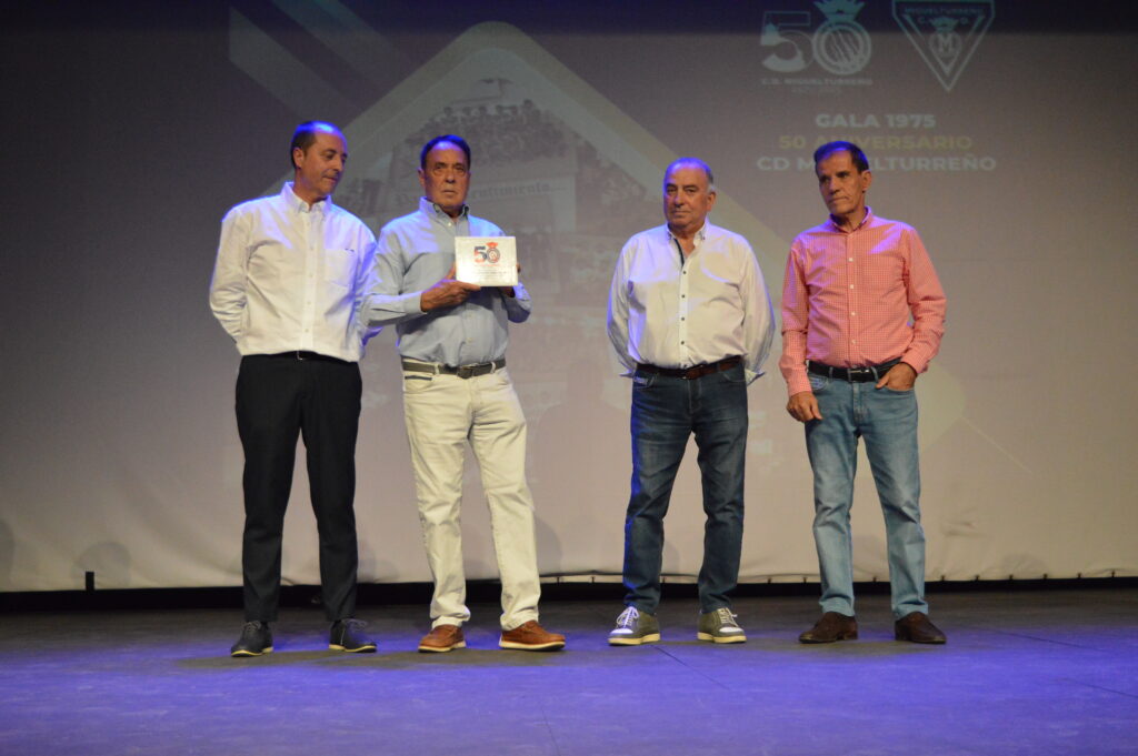 José Castellanos (i), actual presidente del Miguelturreño, junto con los fundadores del club | Diario de Miguelturra