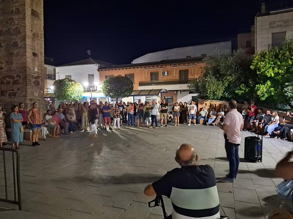 Tres centenares de personas recorren las calles al ritmo de Malastardes