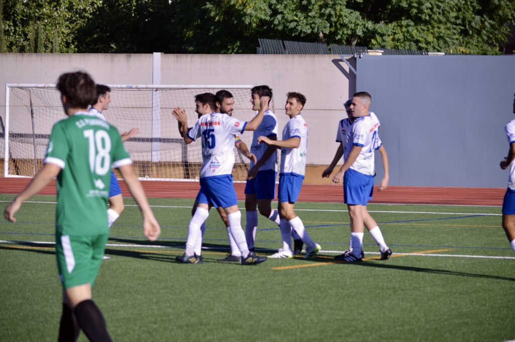 El Miguelturreño celebra un tanto frente al Piedrabuena | Diario de Miguelturra
